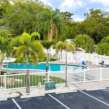 2Q Beds Studio Apt With Shared Pool 01 Clearwater Exterior photo