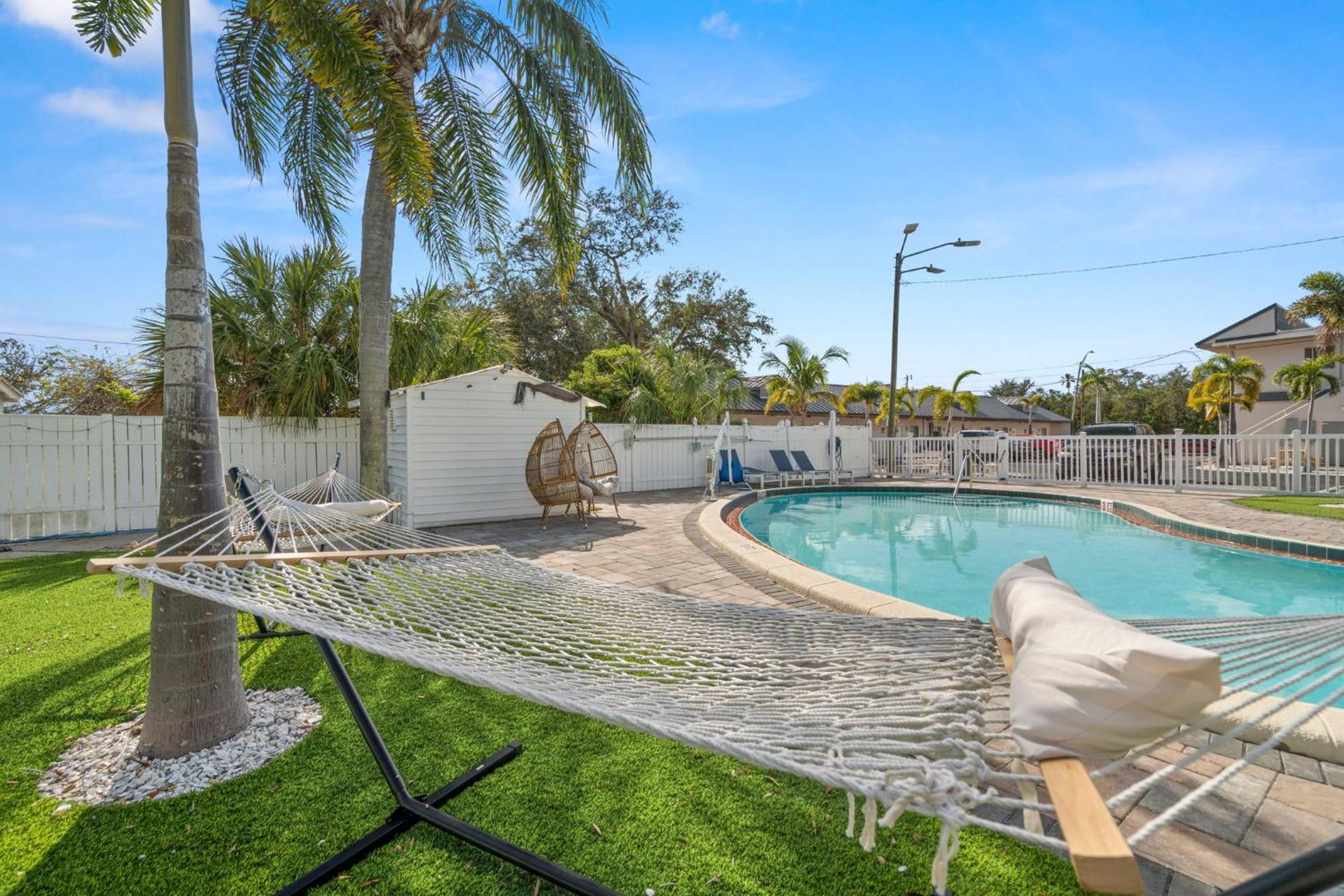 2Q Beds Studio Apt With Shared Pool 01 Clearwater Exterior photo